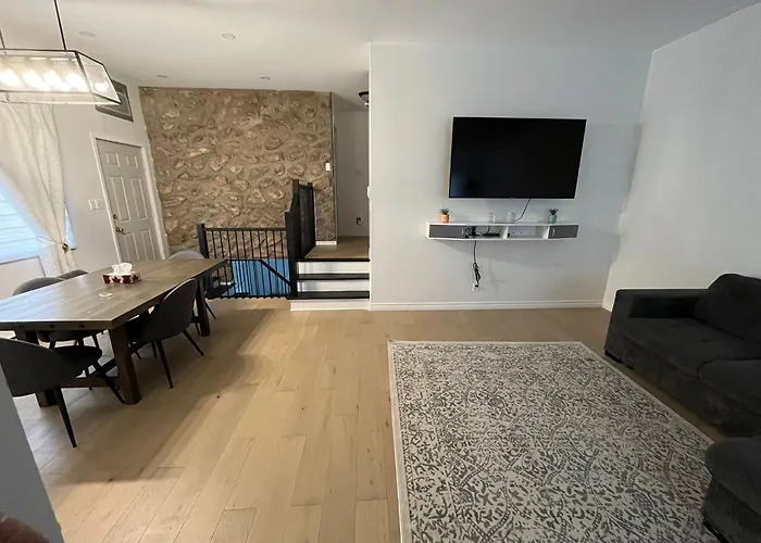 Vacation House Central Location From Anywhere In Montreal
